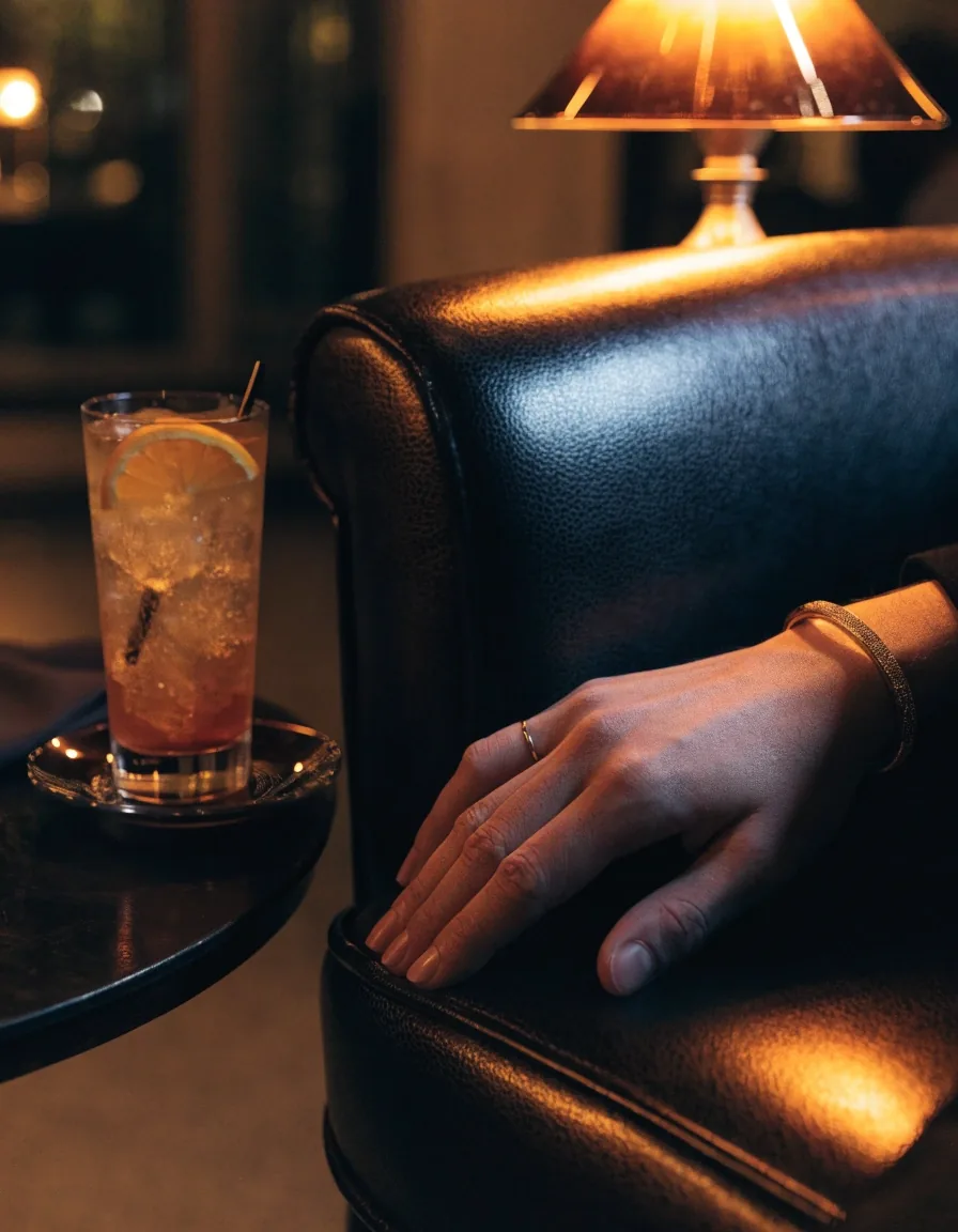 Kącik lounge w restauracji z ciepłą lampą na stoliku