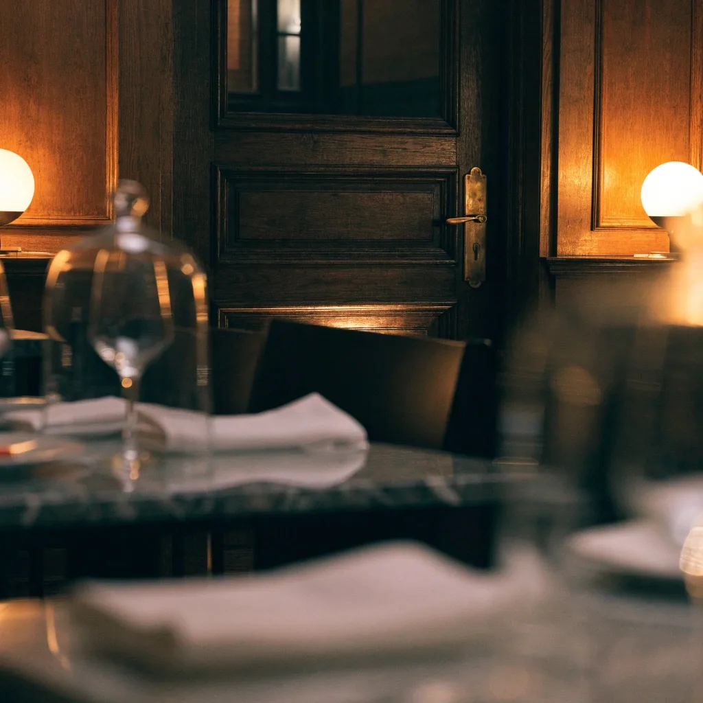 Drzwi oddzielające salę pokerową od części restauracyjnej